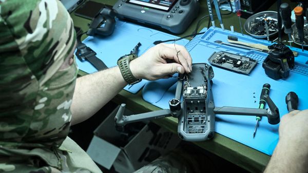 A serviceman of the Russian armed forces works on captured Ukrainian drone learning the useful data. - Sputnik International