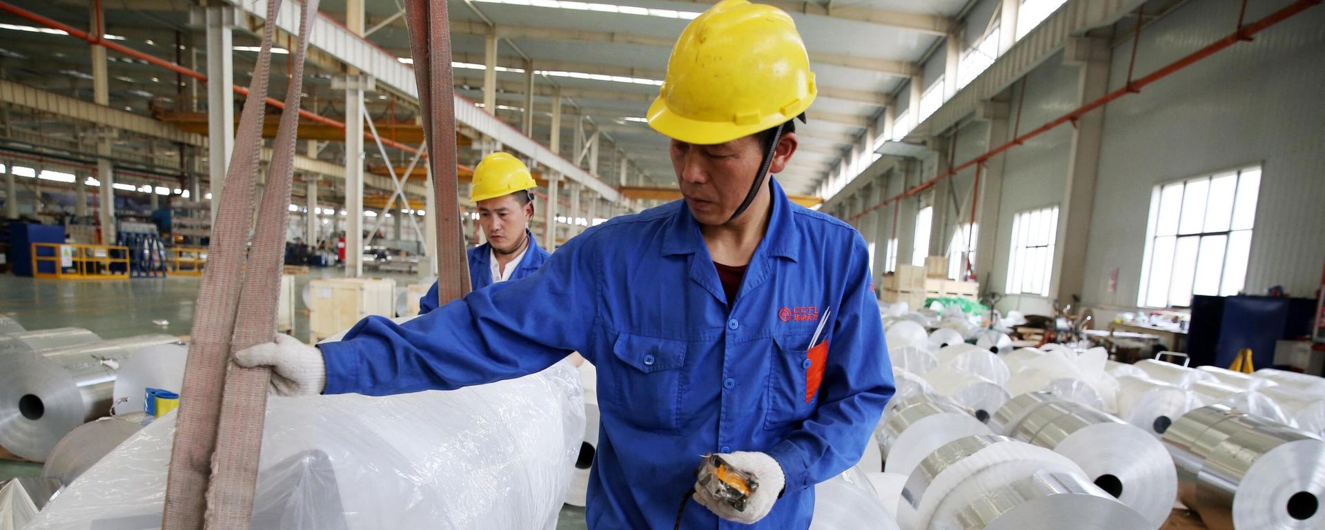 This photo taken on May 20, 2017 shows Chinese workers loading aluminium tapes at an aluminium production plant in Huaibei, east China's Anhui province. - Sputnik International, 1920, 01.04.2024