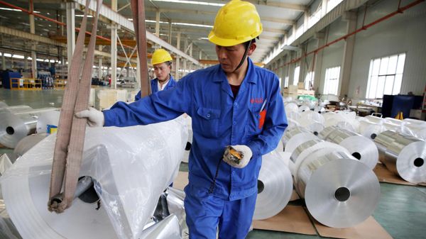 This photo taken on May 20, 2017 shows Chinese workers loading aluminium tapes at an aluminium production plant in Huaibei, east China's Anhui province. - Sputnik International