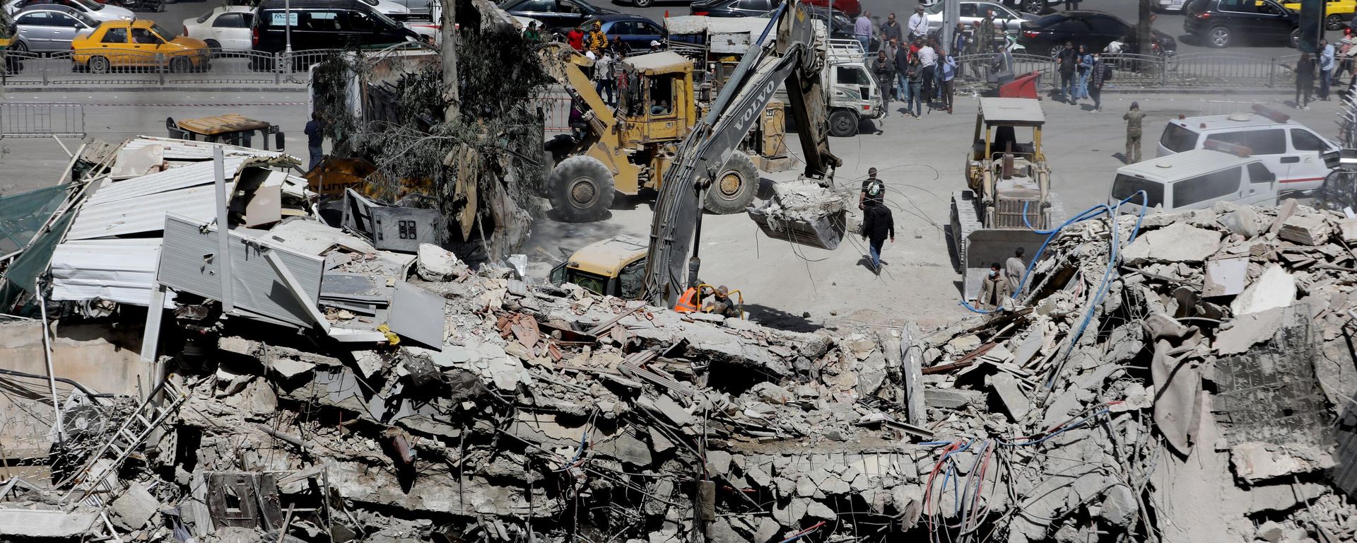 Rescue workers search in the rubble of a building annexed to the Iranian embassy a day after an air strike in Damascus on April 2, 2024. - Sputnik International, 1920, 03.04.2024