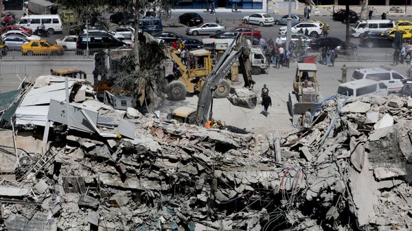 Rescue workers search in the rubble of a building annexed to the Iranian embassy a day after an air strike in Damascus on April 2, 2024. - Sputnik International
