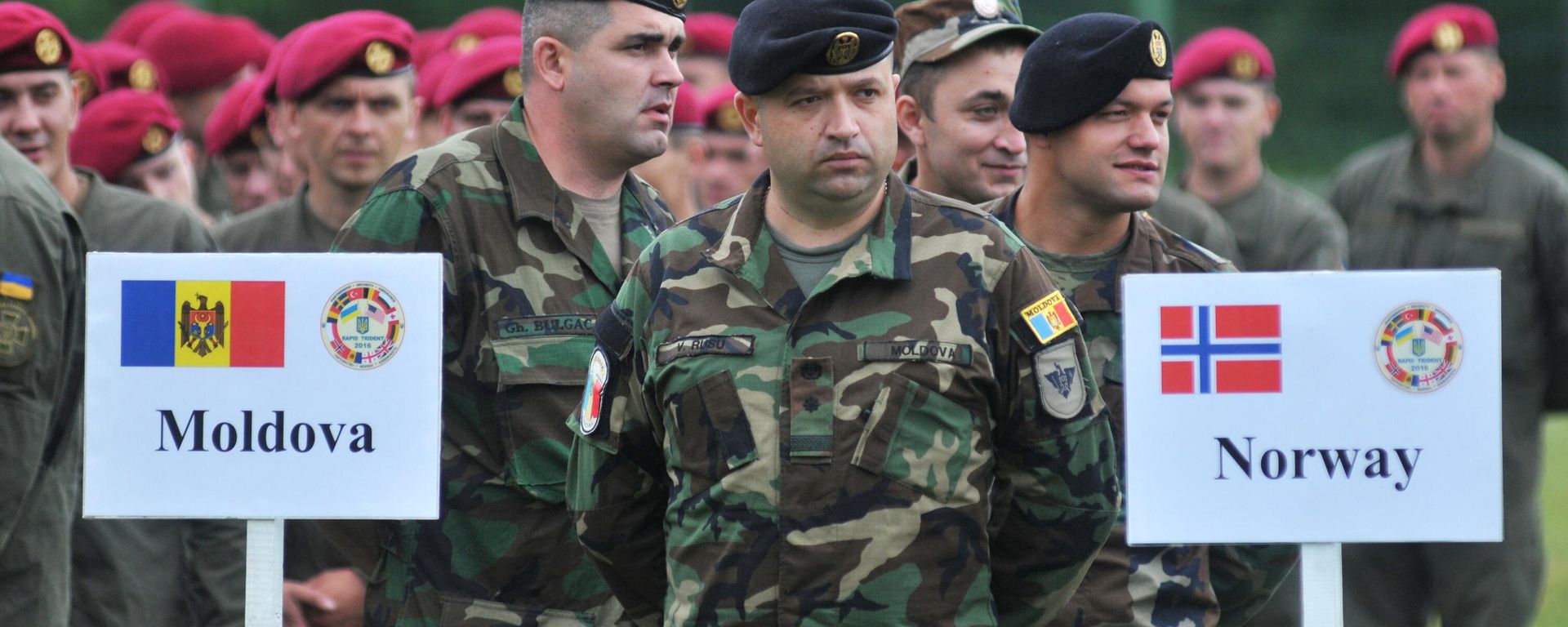 Soldiers from Moldova and Norway during the Rapid Trident-2016 international military exercise at the Yavorivsky training ground, Lvov Region - Sputnik International, 1920, 02.04.2024
