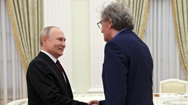 Russian President Vladimir Putin and Serbian film director Emir Kusturica shake hands during a meeting at the Moscow Kremlin - Sputnik International