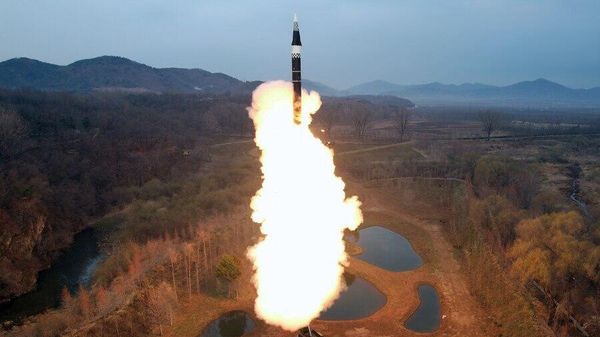 DPRK missile administration succeeds in test-fire of new-type intermediate-range hypersonic missile Hwasong-16. - Sputnik International