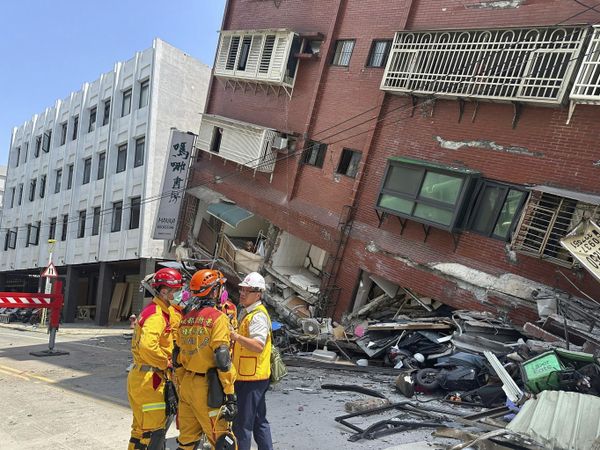Taiwan's strongest earthquake in a quarter century rocked the island during the morning rush on Wednesday, damaging buildings and creating a tsunami that washed ashore on the southern Japanese islands. - Sputnik International