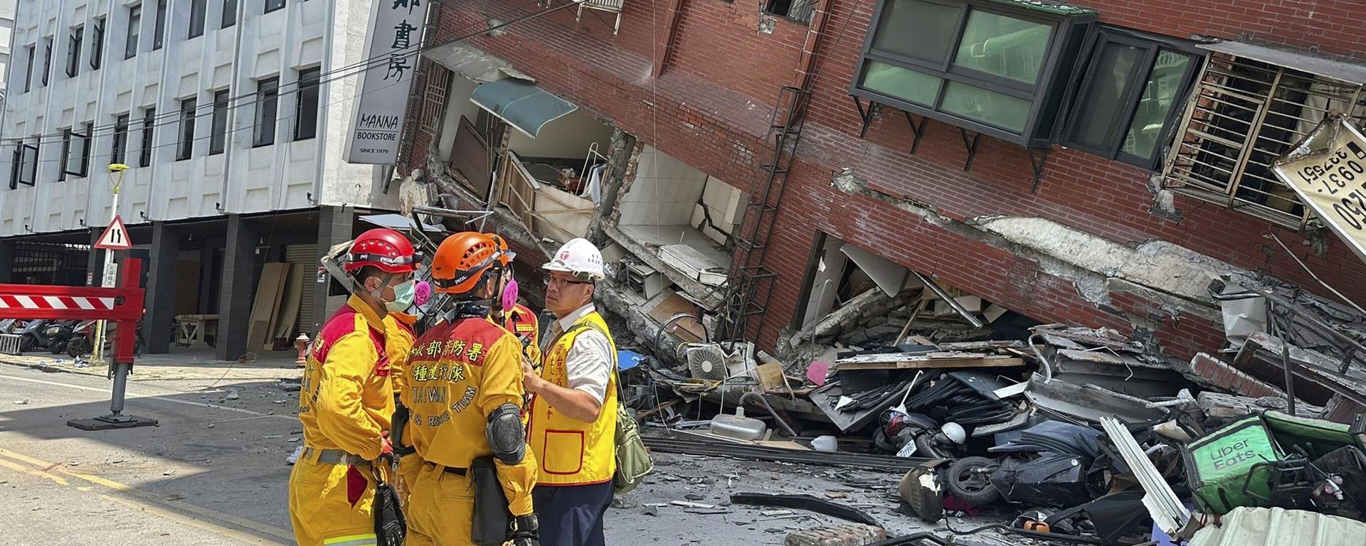 Members of a search and rescue team prepare outside a leaning building in the aftermath of an earthquake in Hualien, eastern Taiwan. - Sputnik International, 1920, 03.04.2024