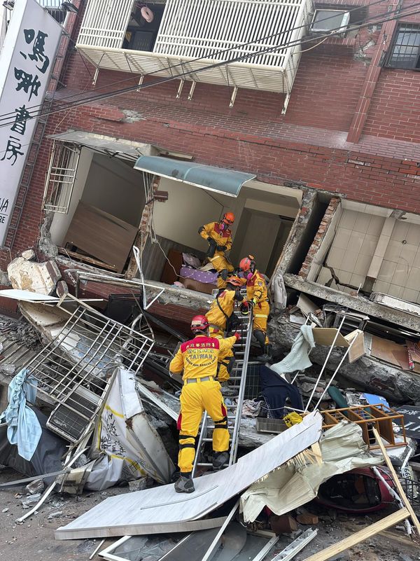 Several dozens of civilian building are levered with people trapped inside. About 90,000 households are without power. - Sputnik International