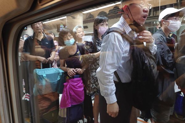 Passengers wait to board a southbound train as some train services were suspended in the aftermath of an earthquake.  - Sputnik International