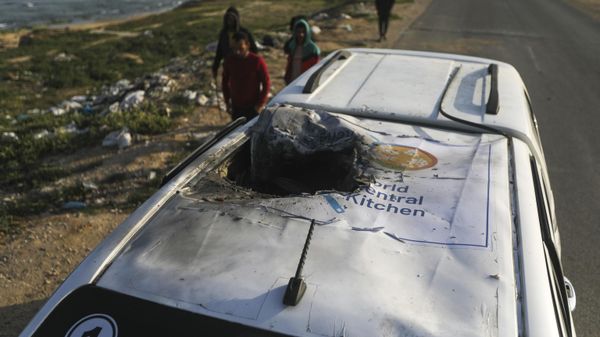 Palestinians inspect a vehicle with the logo of the World Central Kitchen wrecked by an Israeli airstrike in Deir al Balah, Gaza Strip - Sputnik International