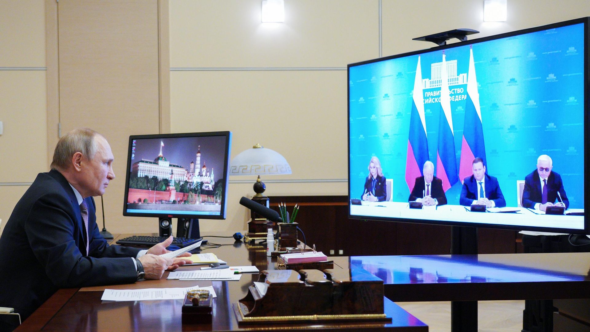 Russian President Vladimir Putin attends a ceremony to sign an agreement between all-Russian associations of trade unions - Sputnik International, 1920, 04.04.2024