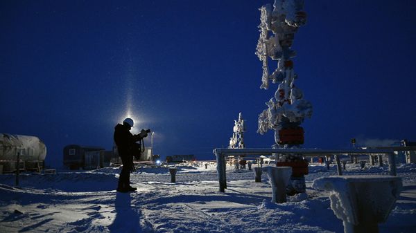 A wellhead equipment is pictured at the Salmanovskoye (Utrenneye) oil and gas condensate field (OGCF) - Sputnik International