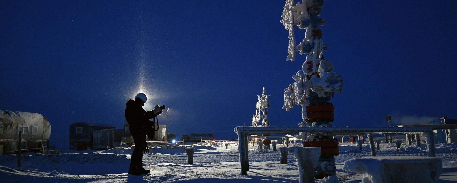A wellhead equipment is pictured at the Salmanovskoye (Utrenneye) oil and gas condensate field (OGCF) A wellhead equipment is pictured at the Salmanovskoye (Utrenneye) oil and gas condensate field (OGCF) - Sputnik International, 1920, 10.01.2025