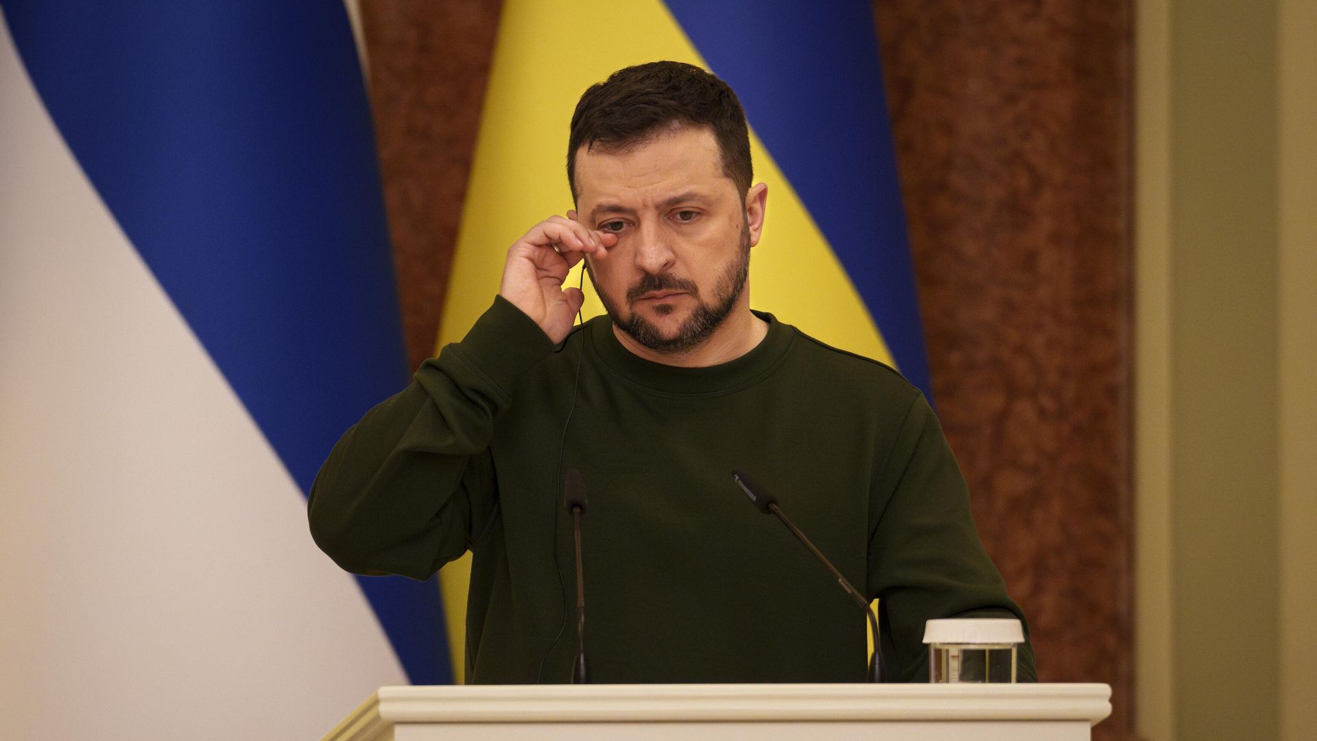 Ukraine's President Volodymyr Zelensky wipes his eye during a press conference with Finland's President Alexander Stubb, in Kiev, Ukraine - Sputnik International, 1920, 17.04.2024