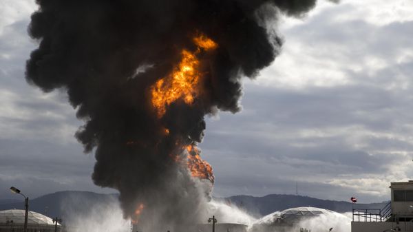 Fire fighters fight flames in a fuel tank in Oil Refineries Ltd in Haifa bay, Israel, Sunday, Dec. 25, 2016. Oil Refineries Ltd. located in the bay area of Haifa, is Israel's largest Oil refinery. (AP Photo/Ariel Schalit) - Sputnik International