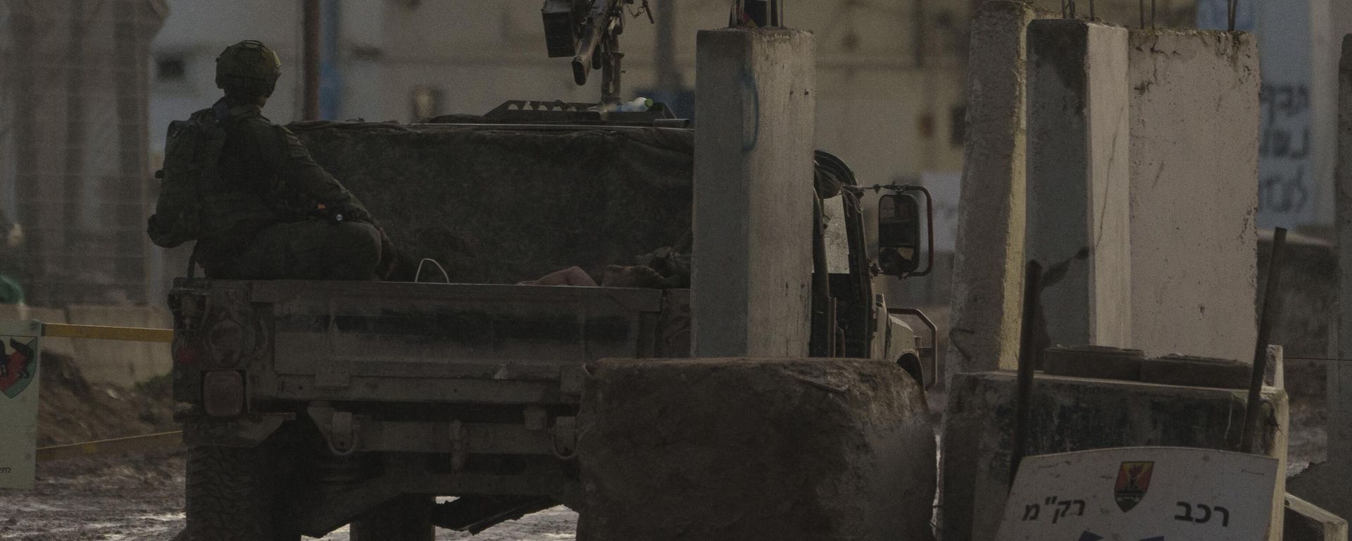 A person is seen detained on the back of an Israeli army vehicle in Erez crossing at the Israeli-Gaza border, southern Israel, Tuesday, Jan. 2, 2024. (AP Photo/Leo Correa) - Sputnik International, 1920, 06.04.2024