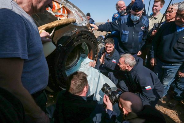 Yury Borisov near the descent vehicle of the manned spacecraft Soyuz MS-24 with the participants of the expedition. - Sputnik International