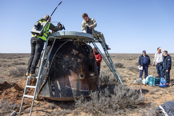 Special services help the cosmonauts to leave the descent vehicle of the Soyuz MS-24 spacecraft. - Sputnik International