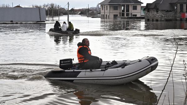 People use rubber boats in the flooded street after part of a dam burst in Orsk, Russia. Russia's government has declared the situation in flood-hit areas in the Orenburg oblast a federal emergency. The floods, caused by rising water levels in the Ural River, forced over 4,000 people, including over 800 children, to evacuate, the regional government said. (Anatoly Zhdanov/Kommersant Publishing House via AP) - Sputnik International