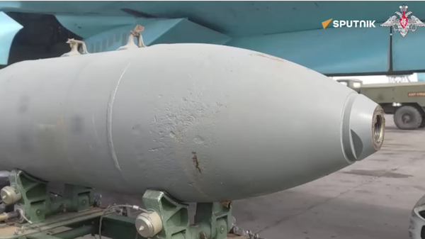 Su-34 bombers hammer Ukrainian positions with FAB-500 - Sputnik International