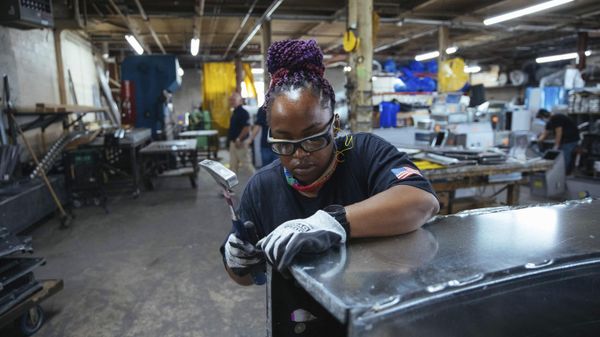 Sheet metal worker Carey Mercer assembles ductwork at Contractors Sheet Metal on Tuesday, Aug. 3, 2021, in New York. The construction industry is fighting to recruit more women into a sector that faces chronic labor shortages. Women make up only 4% of skilled construction laborers in the U.S. and often face discrimination on jobs sites.   (AP Photo/Kevin Hagen) - Sputnik International