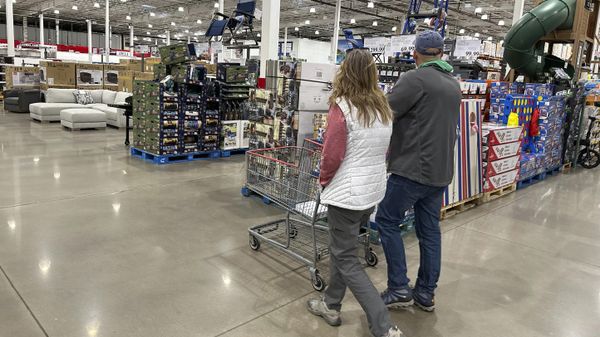 Shoppers pass displays of goods in a Costco warehouse Sunday, Feb. 25, 2024, in Sheridan, Colo. On Tuesday, March 26, 2024, the Conference Board issues its latest monthly report on US consumer confidence, which captures public responses on issues ranging from purchasing plans to the direction of inflation. (AP Photo/David Zalubowski) - Sputnik International