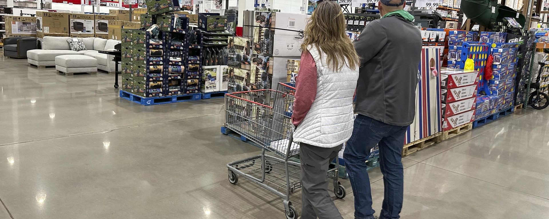Shoppers pass displays of goods in a Costco warehouse Sunday, Feb. 25, 2024, in Sheridan, Colo. On Tuesday, March 26, 2024, the Conference Board issues its latest monthly report on US consumer confidence, which captures public responses on issues ranging from purchasing plans to the direction of inflation. (AP Photo/David Zalubowski) - Sputnik International, 1920, 09.04.2024