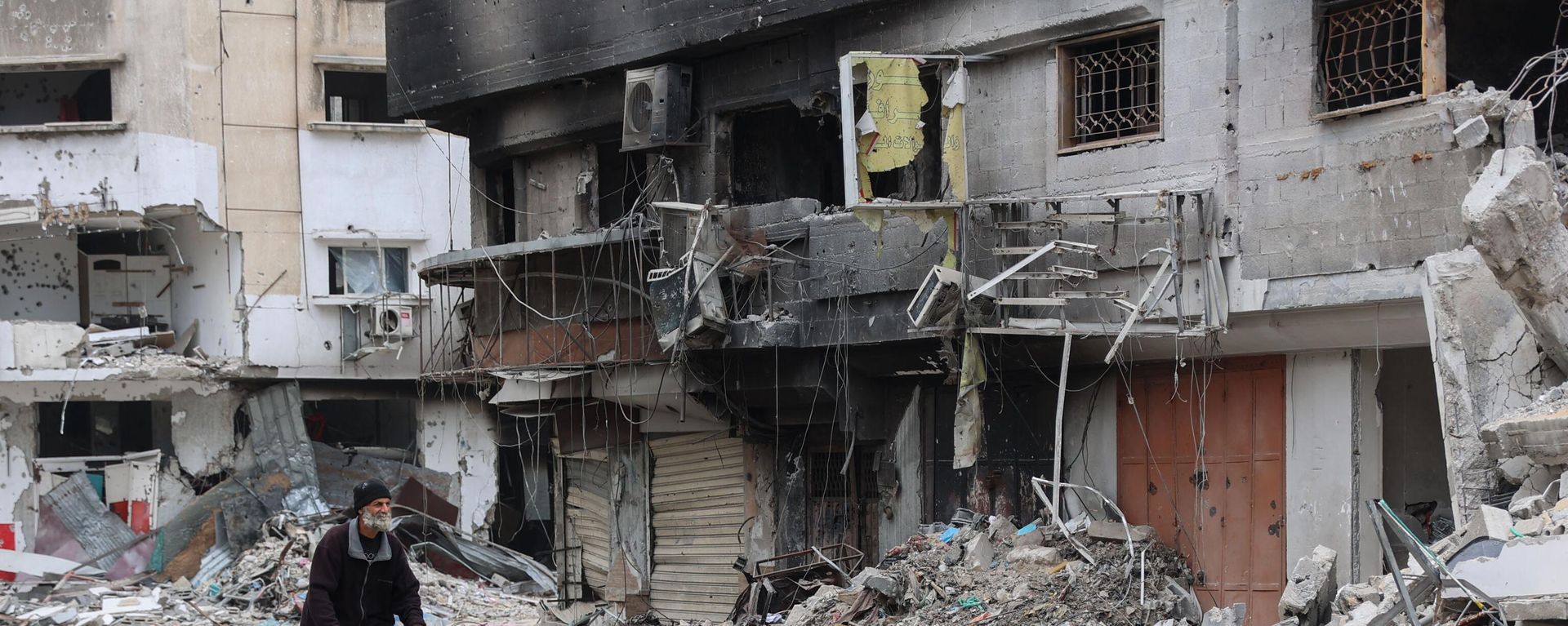 A Palestinian man rides a bicycle past the ruins of a building destroyed by earlier Israeli bombardment in Gaza City on April 8, 2024, amid the ongoing conflict between Israel and the Palestinian Hamas militant group.  - Sputnik International, 1920, 10.04.2024