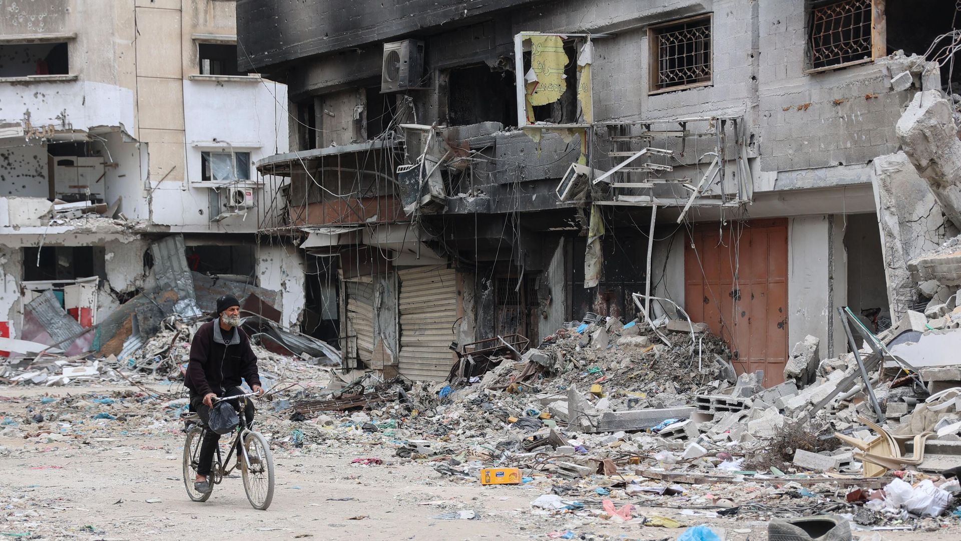 A Palestinian man rides a bicycle past the ruins of a building destroyed by earlier Israeli bombardment in Gaza City on April 8, 2024, amid the ongoing conflict between Israel and the Palestinian Hamas militant group. A Palestinian man rides a bicycle past the ruins of a building destroyed by earlier Israeli bombardment in Gaza City on April 8, 2024, amid the ongoing conflict between Israel and the Palestinian Hamas militant group. - Sputnik International, 1920, 04.05.2024