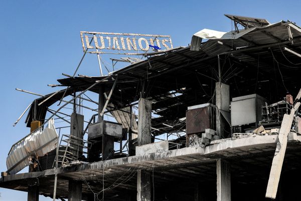 A ravaged building in Khan Yunis after Israel pulled its ground forces out of the area. - Sputnik International