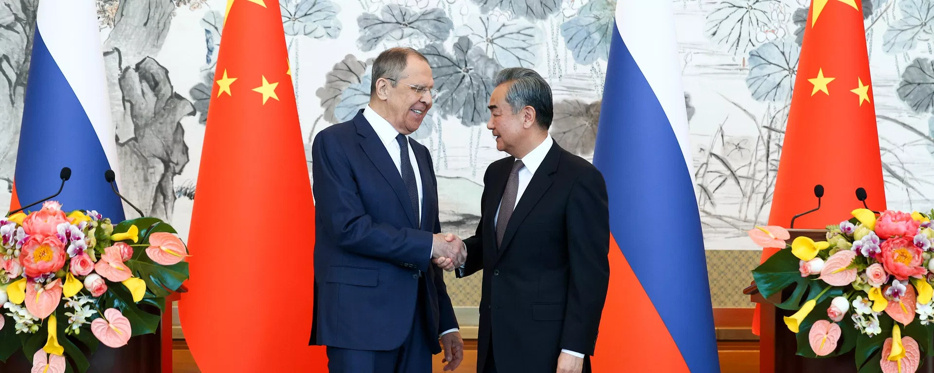 Russian Foreign Minister Sergey Lavrov and Chinese Foreign Minister Wang Yi shake hands during a joint press conference following their meeting at the Diaoyutai State Guest House in Beijing, China - Sputnik International, 1920, 14.10.2026