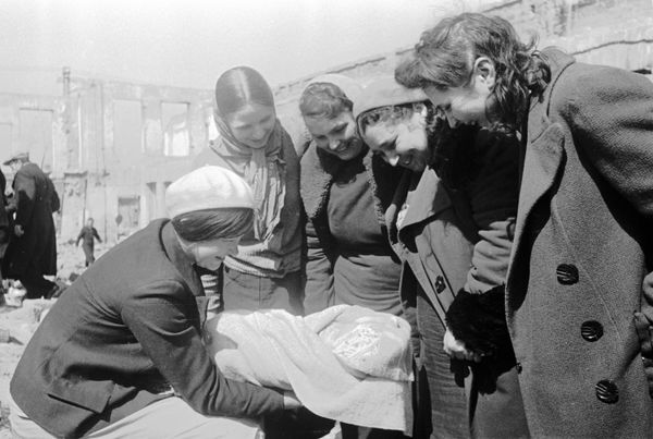 A woman holding a newborn son of a partisan fighter - Sputnik International