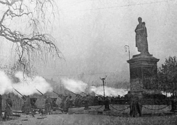 Сelebratory fireworks fired from 76 mm guns in honor of Odessa'a complete liberation from the Nazis - Sputnik International
