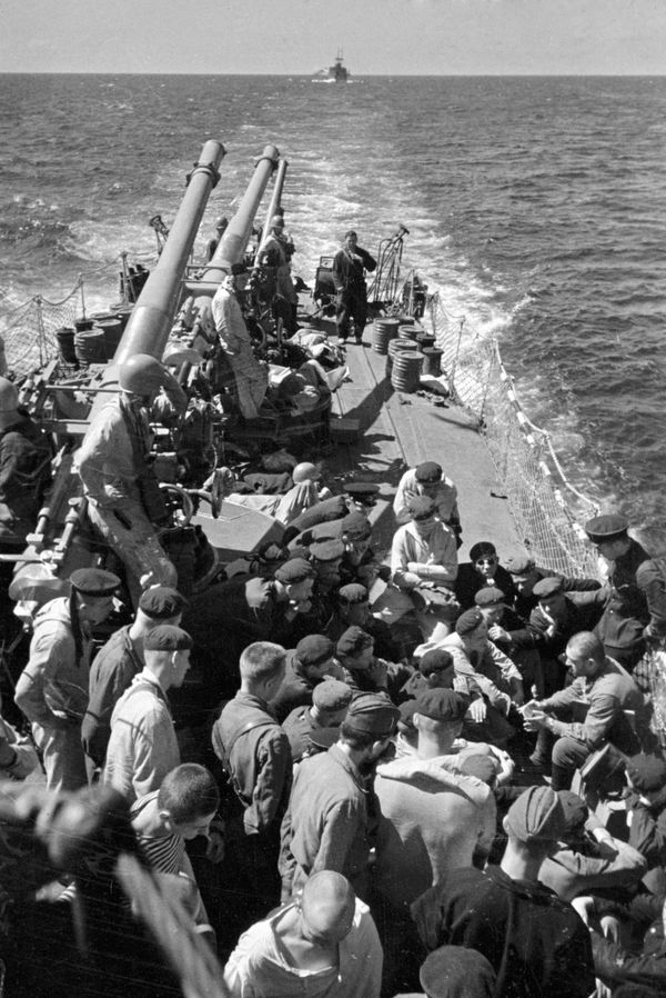 Izvestia newspaper reporter talking to Black Sea Fleet sailors at the battleship heading to the besieged Odessa - Sputnik International