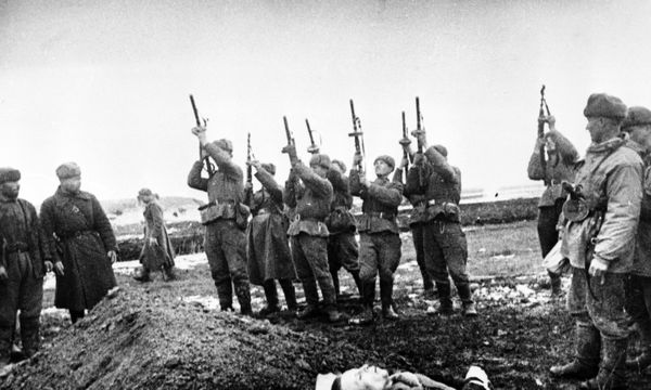Soldiers giving a final farewell to their combat friend who fell in the battle for the liberation of Odessa, April 1944. - Sputnik International