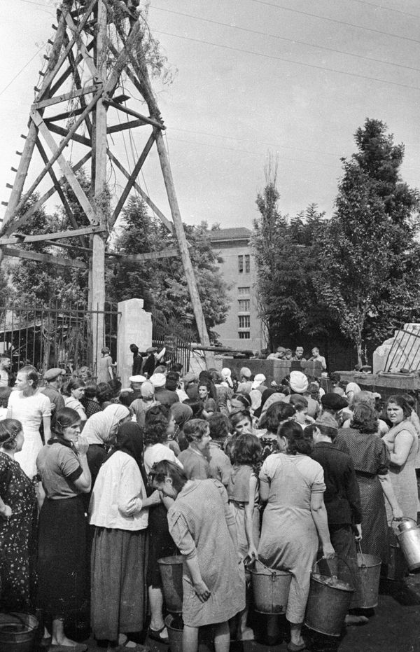 Local residents standing in line to get water in the besieged city - Sputnik International