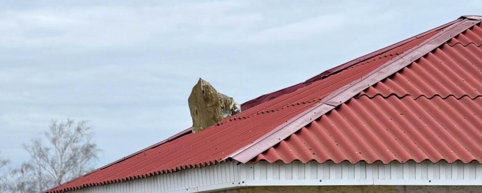A fragment of a Ukrainian drone on a roof of a residential building in Belgorod. March 14, 2024 - Sputnik International, 1920, 10.04.2024