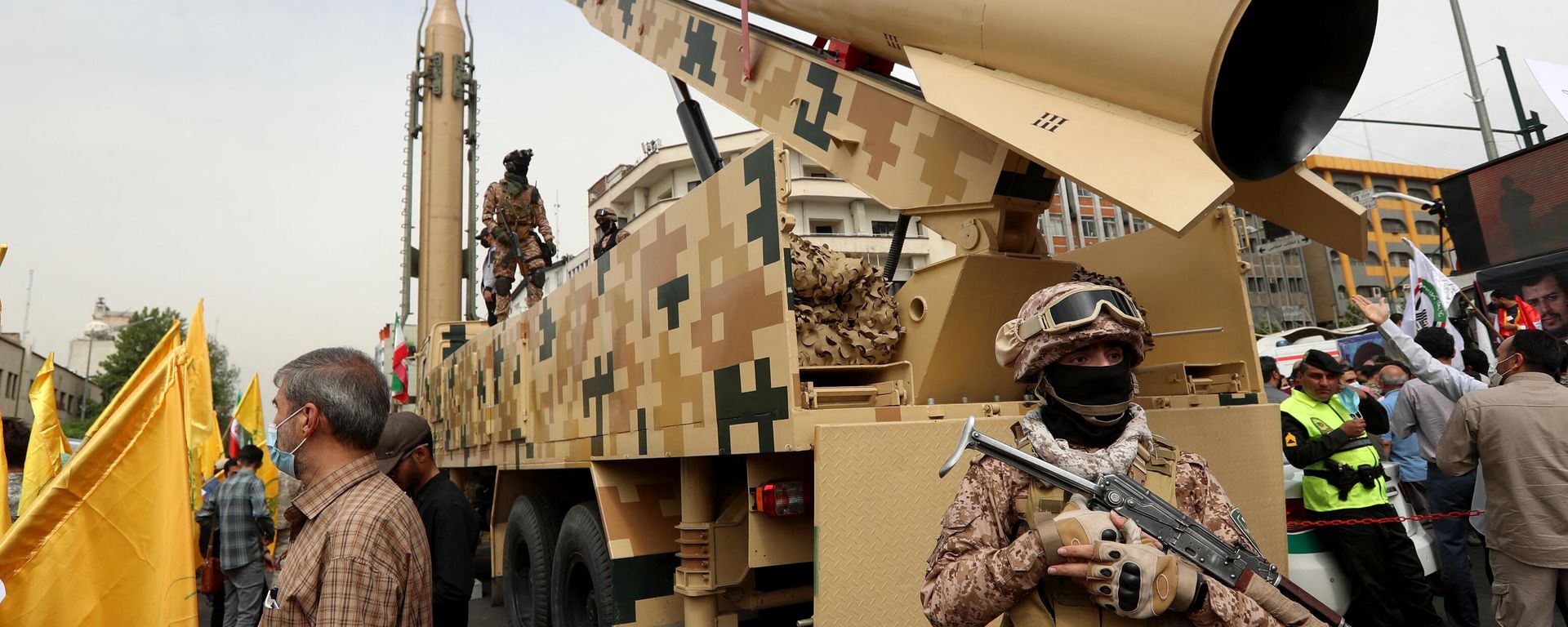 Iranian soldiers stand next to a Kheibar missile (R) and a Shahab-3 missile (L) during a rally marking al-Quds (Jerusalem) day, in street at the capital Tehran, on April 29, 2022.  - Sputnik International, 1920, 11.04.2024