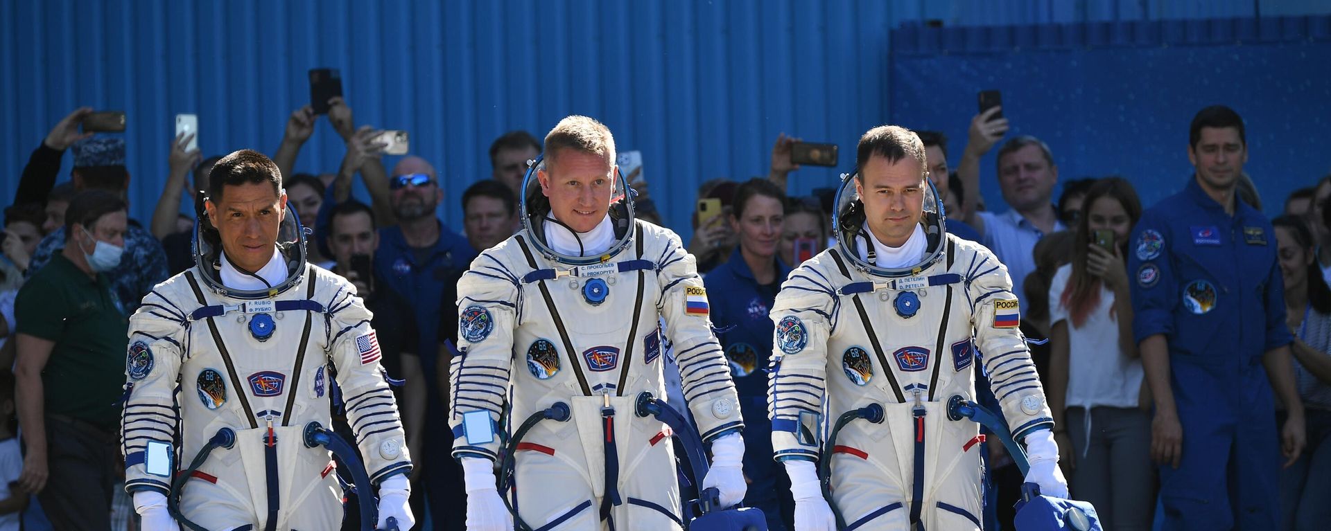 Crew members NASA astronaut Frank Rubio, Roscosmos cosmonauts Sergey Prokopyev and Dmitry Petelin walk after the space suits check shortly before the launch to the International Space Station Crew members NASA astronaut Frank Rubio, Roscosmos cosmonauts Sergey Prokopyev and Dmitry Petelin walk after the space suits check shortly before the launch to the International Space Station - Sputnik International, 1920, 07.10.2024