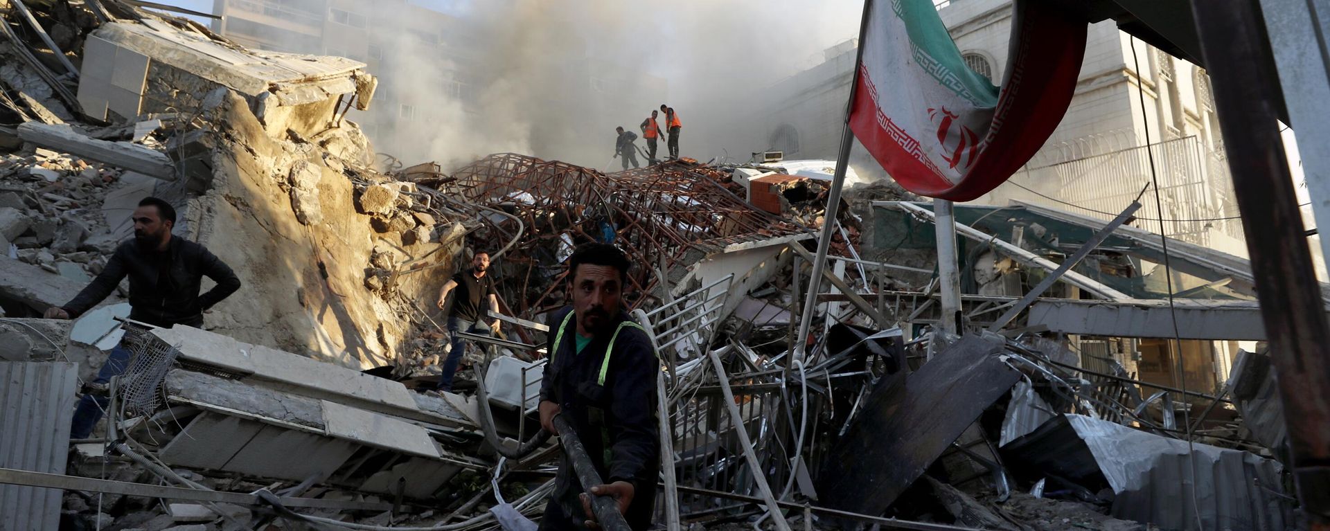 Building hit by an Israeli air strike in Damascus, Syria, Monday, April 1, 2024. The strike that demolished Iran’s consulate in Damascus killed two Iranian generals and five officers. Building hit by an Israeli air strike in Damascus, Syria, Monday, April 1, 2024. The strike that demolished Iran’s consulate in Damascus killed two Iranian generals and five officers. - Sputnik International, 1920, 04.11.2024