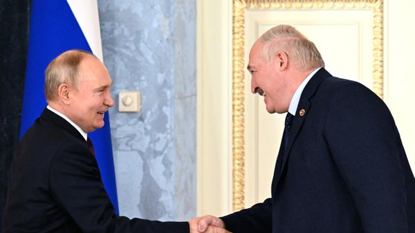 Russian President Vladimir Putin and Belarusian President Alexander Lukashenko shake hands during a signing ceremony following a meeting of the Supreme State Council of the Russia-Belarus Union State in St. Petersburg, Russia - Sputnik International