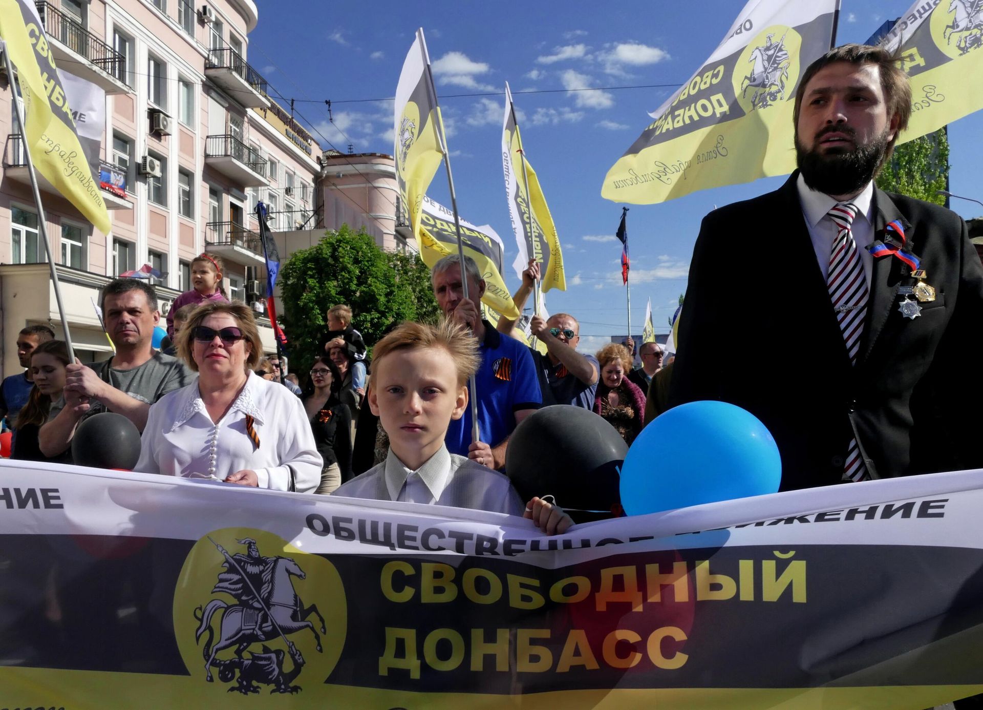 Procession in Donetsk dedicated to the Day of the self-proclaimed Donetsk People's Republic, celebrated on May 11.  - Sputnik International, 1920, 13.04.2024