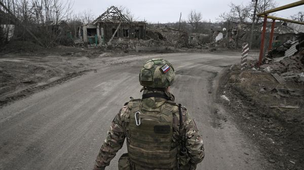 A sapper of the Centre group of forces inspects an area for explosive devices amid Russia's military operation in Ukraine, in the town of Avdeyevka near Donetsk, Donetsk People's Republic, Russia. - Sputnik International