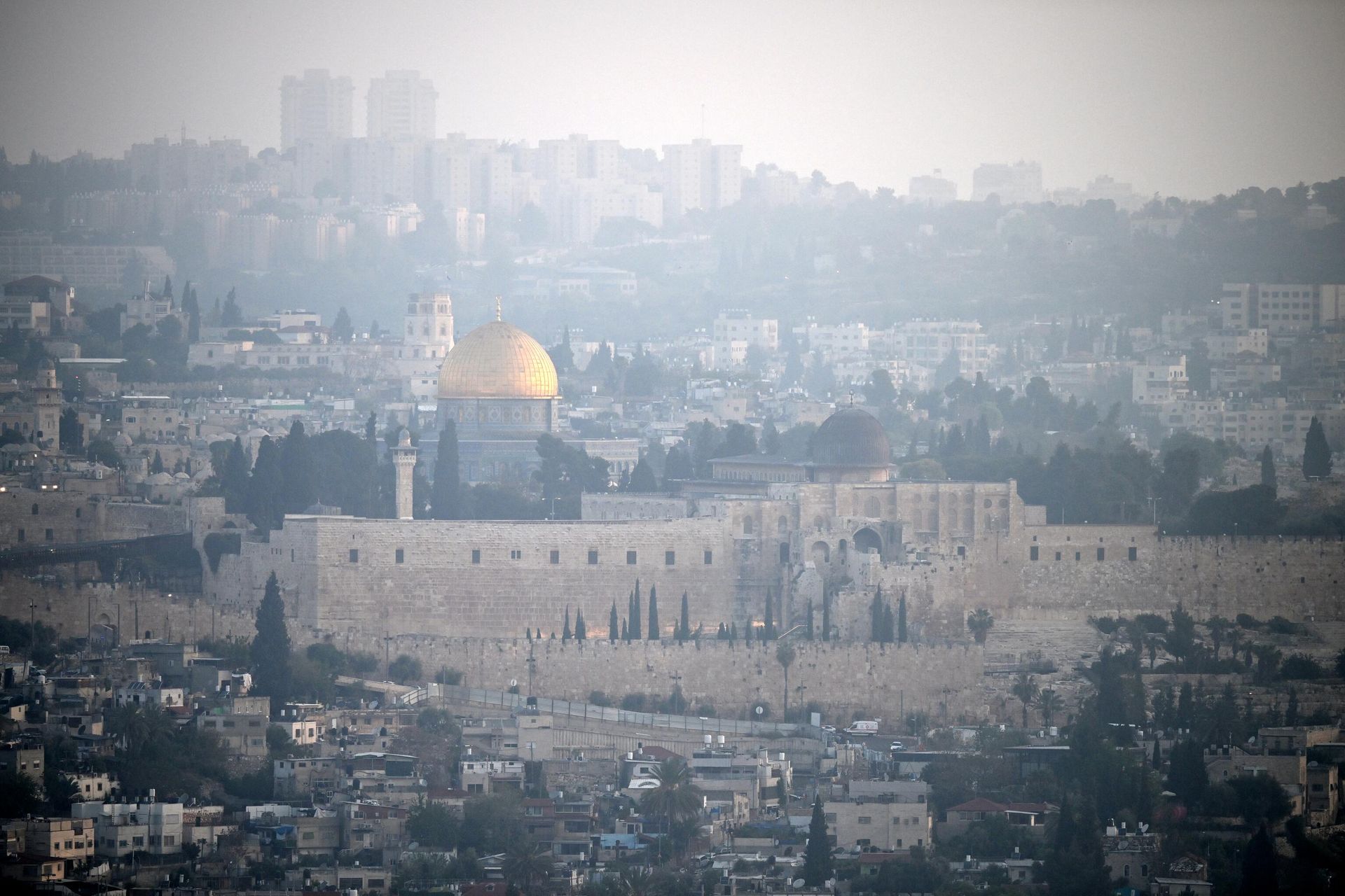 A panoramic view of Jerusalem's Old City is pictured at dawn of April 14, 2024, after Iran launched a drone and missile attack on Israel. A panoramic view of Jerusalem's Old City is pictured at dawn of April 14, 2024, after Iran launched a drone and missile attack on Israel. - Sputnik International, 1920, 14.04.2024