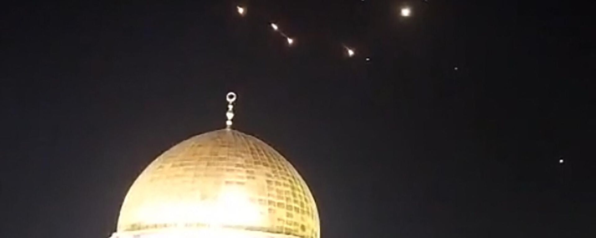 An image-grab from a video taken early on April 14, 2024, shows rocket trails in the sky above the Al-Aqsa Mosque compound in Jerusalem. Iran launched its first-ever direct attack on Israeli territory late on April 13 in response to Israel's April 1 attack targeting the Iranian Embassy compound in Damascus, Syria. - Sputnik International, 1920, 14.04.2024