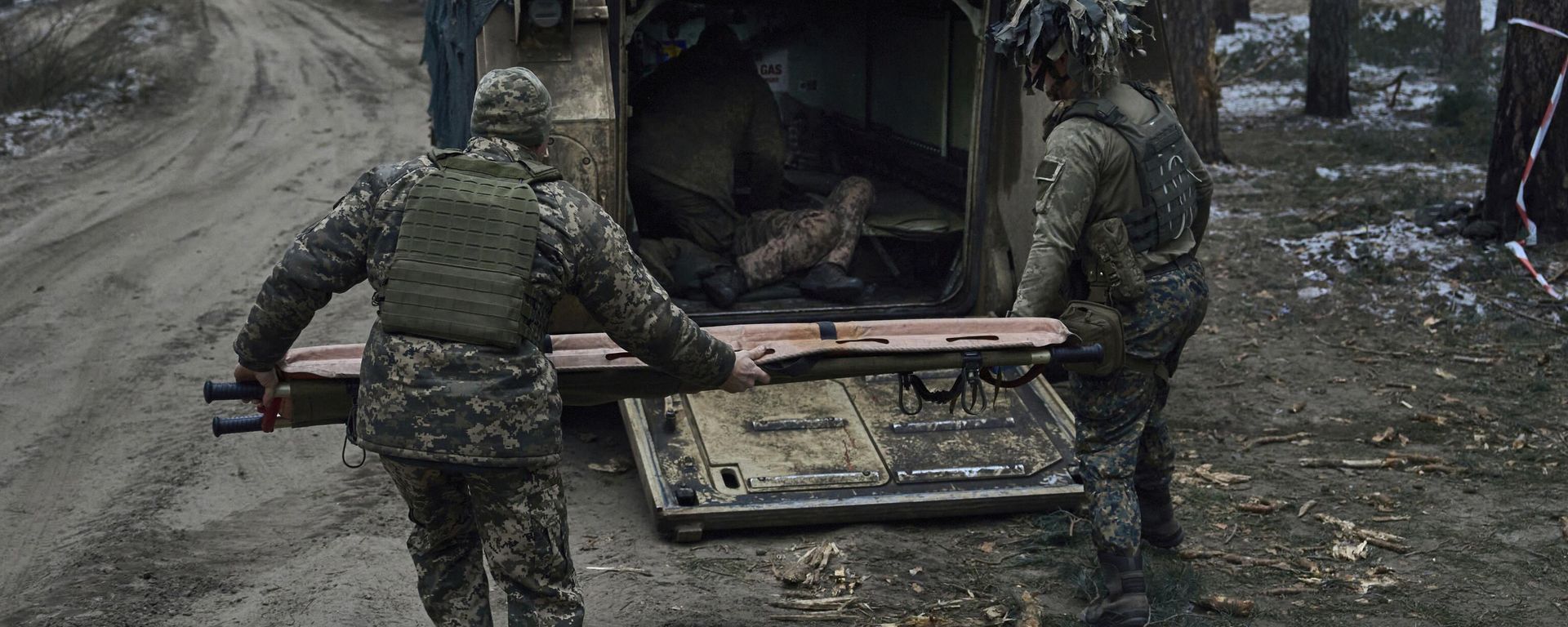 Ukrainian military medics try to give first aid to a soldier heavily wounded in a battle near Kremennaya in the Lugansk region, Russia, Friday, Jan. 13, 2023 - Sputnik International, 1920, 27.05.2024