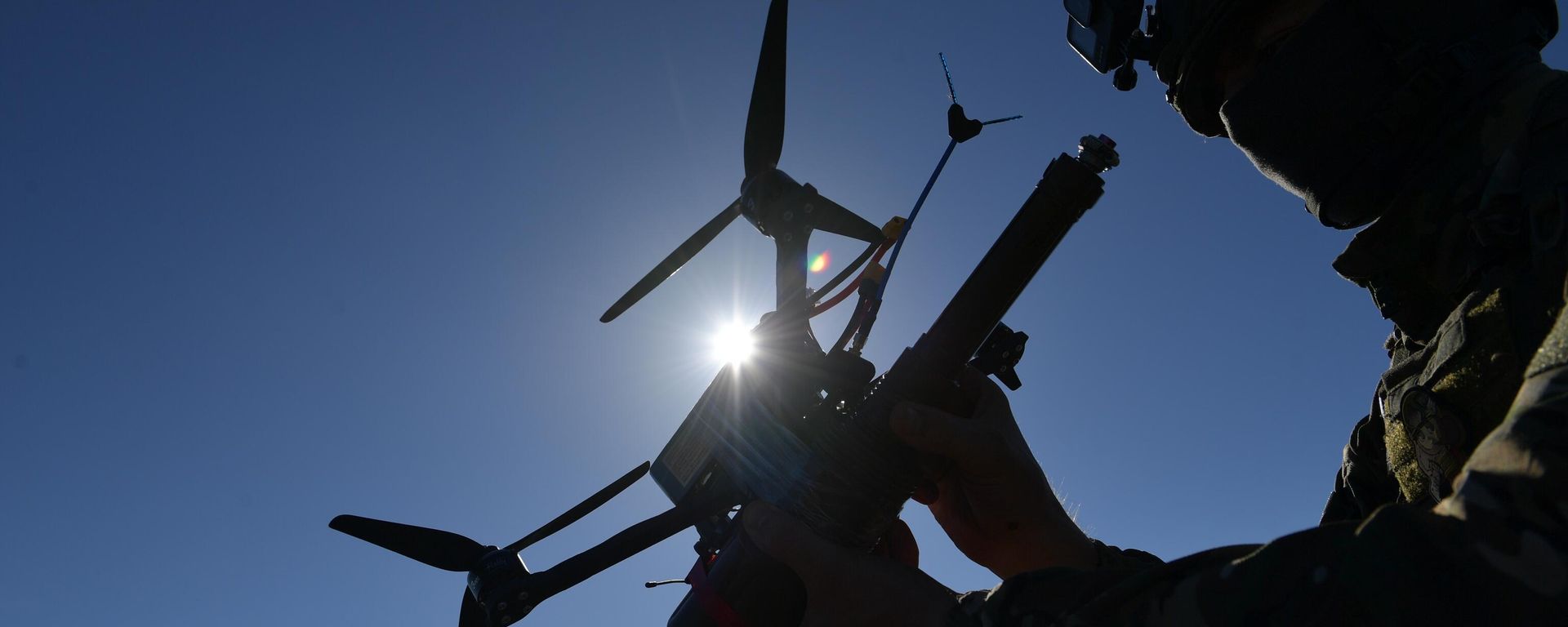 FPV kamikaze drone in the hands of a Russian soldier in the zone of the special military operation. - Sputnik International, 1920, 03.06.2026
