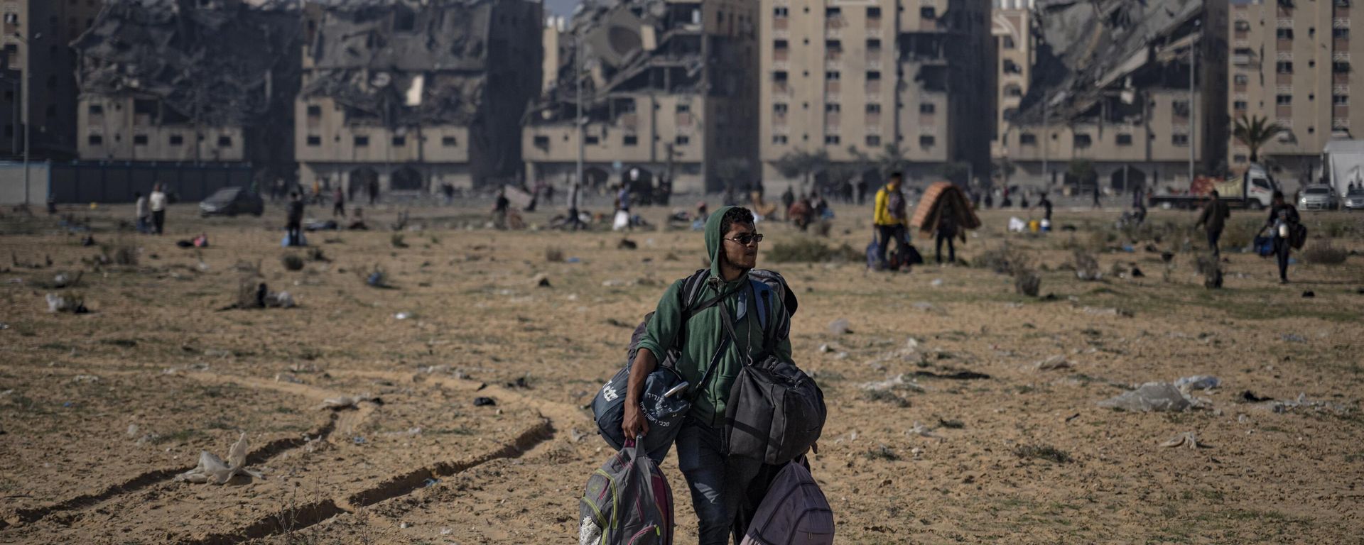 Palestinians flee from east to west of Khan Younis, Gaza Strip, during the ongoing Israeli bombardment, Saturday, Dec. 2, 2023 - Sputnik International, 1920, 04.05.2024