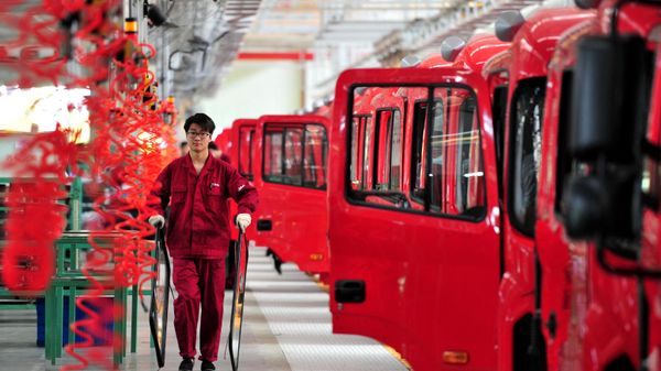 Chinese workers assemble trucks at an auto plant in Fuyang, Anhui province, located in China's east, on April 17, 2017.  - Sputnik International