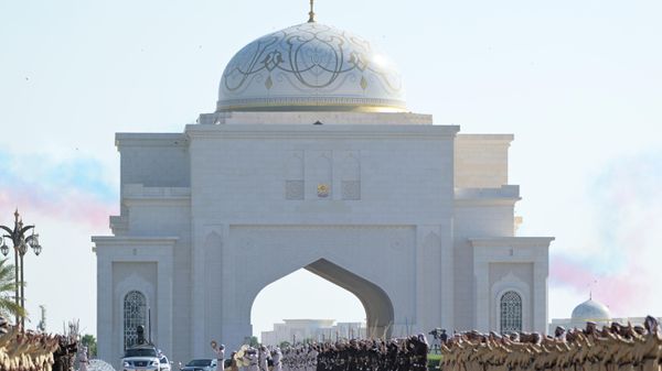A motorcade transporting Russian President Vladimir Putin arrives at Qasr Al Watan Palace to meet with United Arab Emirates Sheikh Mohamed bin Zayed Al Nahyan in Abu Dhabi - Sputnik International