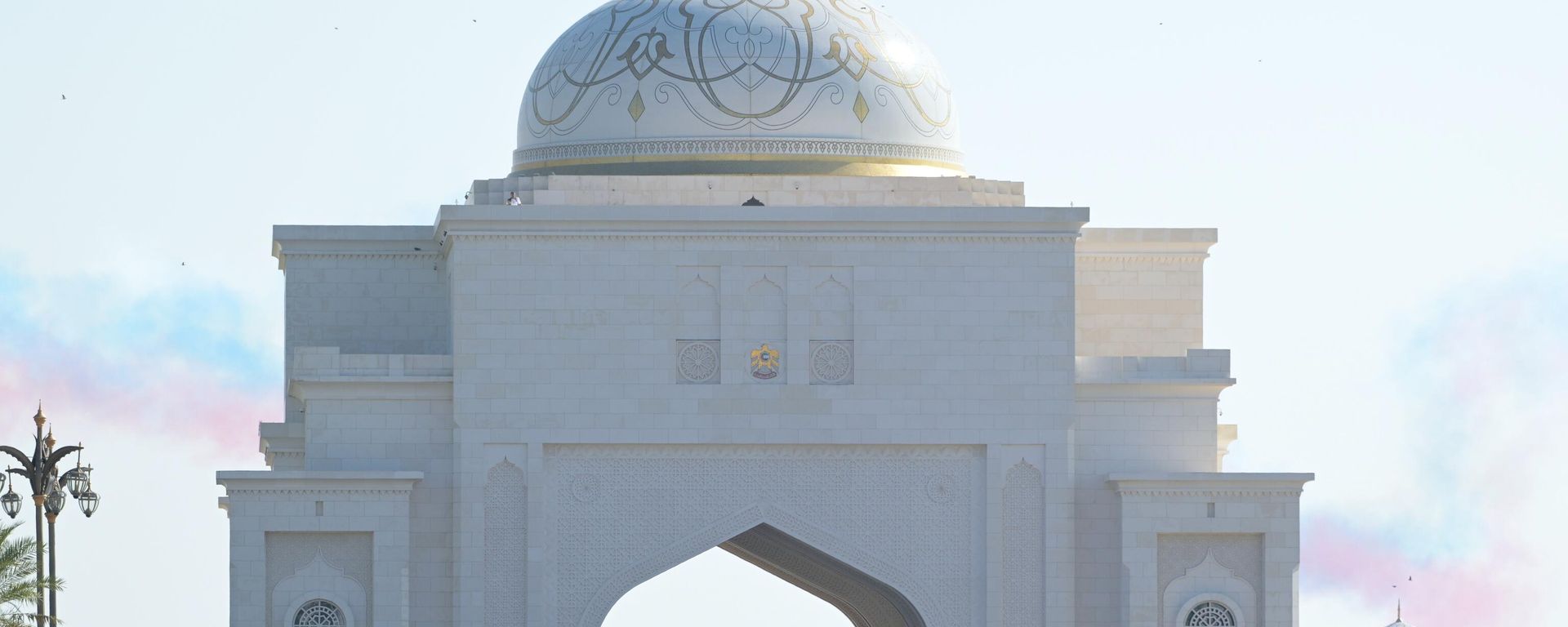 A motorcade transporting Russian President Vladimir Putin arrives at Qasr Al Watan Palace to meet with United Arab Emirates Sheikh Mohamed bin Zayed Al Nahyan in Abu Dhabi - Sputnik International, 1920, 16.04.2024